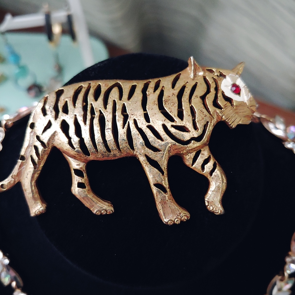 1980's vintage goldtone tiger brooch with ruby eye
